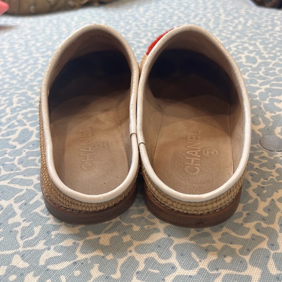 Chanel straw/ leather mules with red fuzzy CC logo - Picture 3 of 4